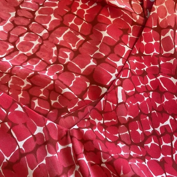 WHITE HOUSE BLACK MARKET NWOT SLEEVELESS FLOWY BLOUSE WITH OPEN BACK - Picture 4 of 10